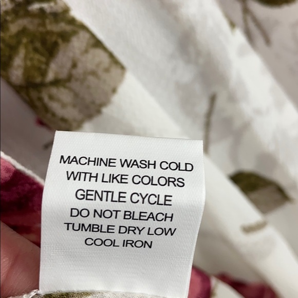 Plus Size V Neck Floral Crochet Detail Top - Picture 9 of 9